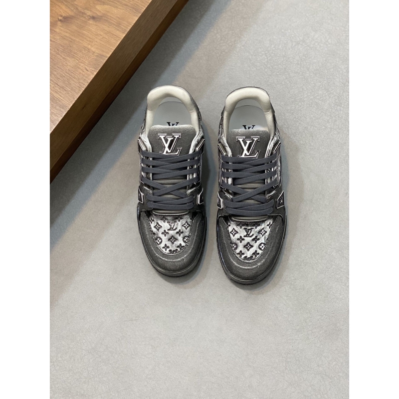 l**is V*t*n sneakers